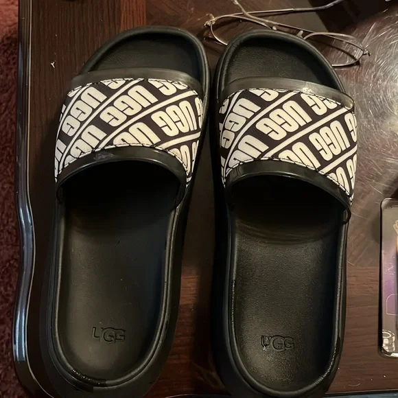 UGG Monochrome Logo Slide Sandals - Picture 4 of 6